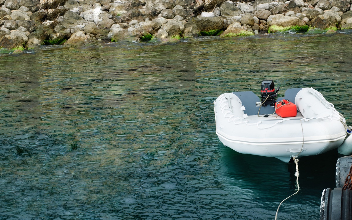 Выбор лодки пвх под мотор для рыбалки. лучшие надувные модели под мотор